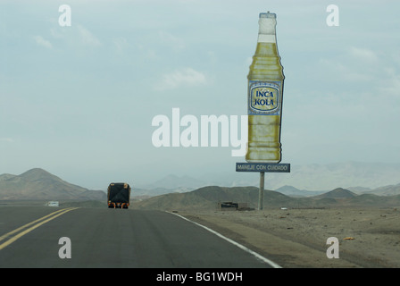 Camion de transport sur la route Panaméricaine dans le nord du Pérou, en Amérique du Sud Banque D'Images