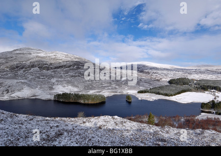 Loch Gynack et highlands en hiver, de Creag Bheag, près de Kingussie, Highlands, Ecosse, Royaume-Uni, Europe Banque D'Images