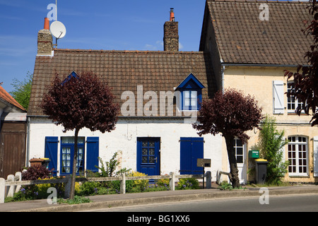 Ancienne maison avec volets et parabole Banque D'Images