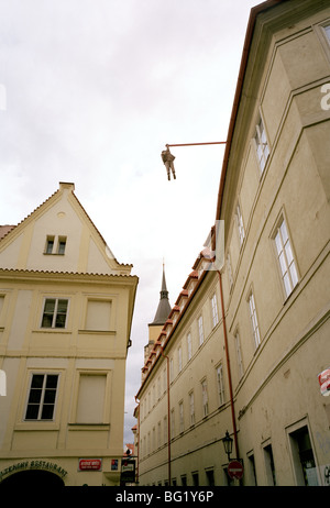 L'Art de Voyage du Monde . L'art conceptuel, l'homme suspendu par David Cerny dans Stare Mesto à Prague en République tchèque, en Europe de l'Est. Culture Histoire Banque D'Images