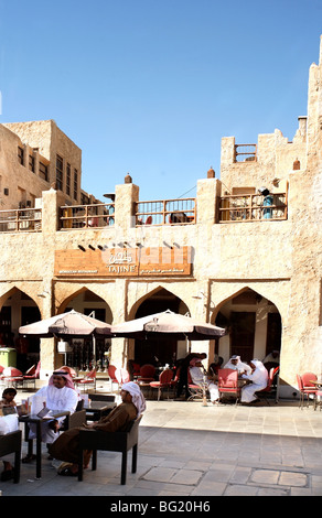 Les citoyens à l'extérieur de la détente des cafés à Souq Waqif, Doha, Qatar. Banque D'Images