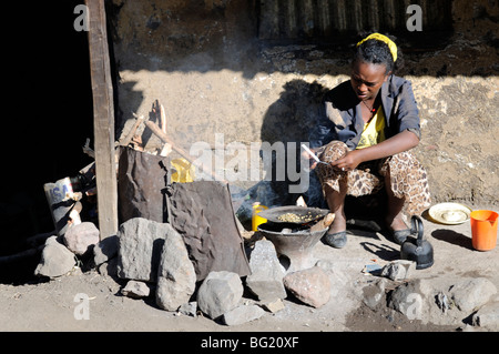 Sur une véranda cuisine femme en ville, Lalibela, Éthiopie Banque D'Images