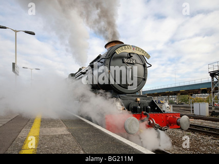 Comité permanent de la locomotive à vapeur à la gare de Bristol Temple Meads, prêt à se retirer avec un bain à vapeur à Torbay spécial . Banque D'Images