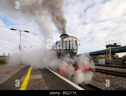 Comité permanent de la locomotive à vapeur à la gare de Bristol Temple Meads, prêt à se retirer avec un bain à vapeur à Torbay spécial . Banque D'Images