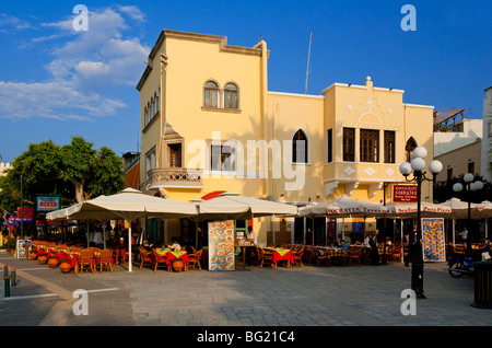 Avis de taverne grecque typique ou un restaurant dans la ville de Kos sur l'île de Kos Dodécanèse Banque D'Images