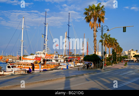 Vue sur la rue principale et le quartier du port dans la ville de Kos sur l'île grecque de Kos dans le Dodécanèse Banque D'Images