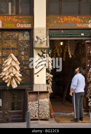 Une boutique qui vend des herbes et épices dans Evripidhou street dans le quartier de bazar, dans le centre d'Athènes, Grèce Banque D'Images