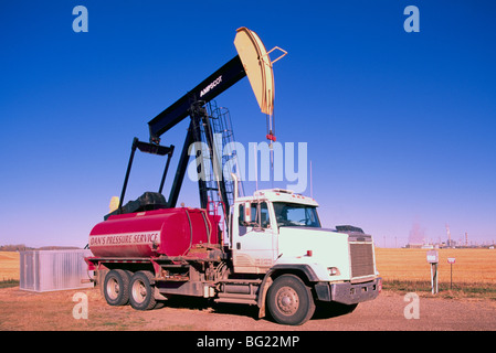 L'huile de la pompe (âne) de pomper à puits de pétrole de champ de pétrole, l'Alberta, AB, Canada - Chariot de service, Entretien véhicule Banque D'Images