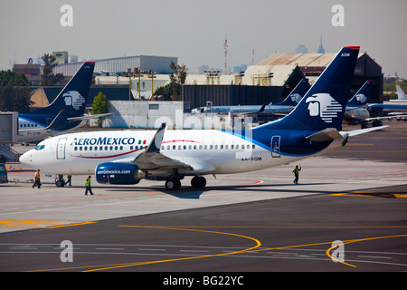 Aeromexico Boeing 737-752 de l'aéroport international Benito Juarez de Mexico Banque D'Images