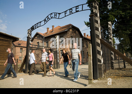 Les touristes à l'entrée principale - avec du vrai Arbeit macht frei slogan au-dessus de la porte - à Auschwitz camp nazi à Oswiecim, Pologne Banque D'Images