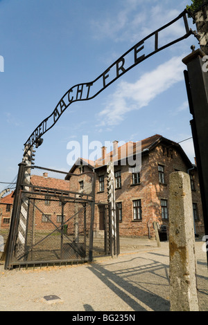L'entrée principale - avec du vrai l'Arbeit macht frei slogan au-dessus de la porte - à Auschwitz camp de la mort nazi à Oswiecim, Pologne. Banque D'Images