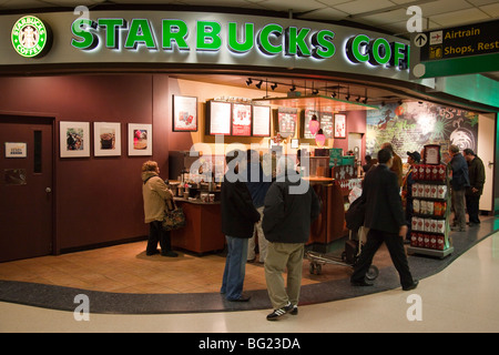 Café Starbucks au sein de l'Aéroport International Liberty Newar Banque D'Images