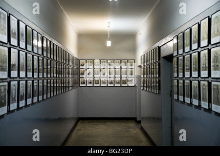 Photographies de prisonniers / victimes des Nazis / SS, affichée sur les murs de la musée d'Auschwitz. Camp d'Auschwitz. La Pologne. Banque D'Images