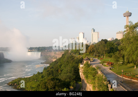 Un matin tôt vers la Horseshoe Falls et Niagara Falls Hôtels Banque D'Images