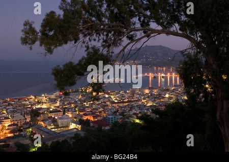 La Grèce. Zakynthos. Zante. Île grecque. Octobre. La ville de Zante, vu depuis la colline de Bochali. Après le coucher du soleil. Banque D'Images