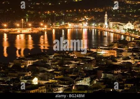 La Grèce. Zakynthos. Zante. Île grecque. Octobre. La ville de Zante, vu depuis la colline de Bochali. Après le coucher du soleil. Banque D'Images