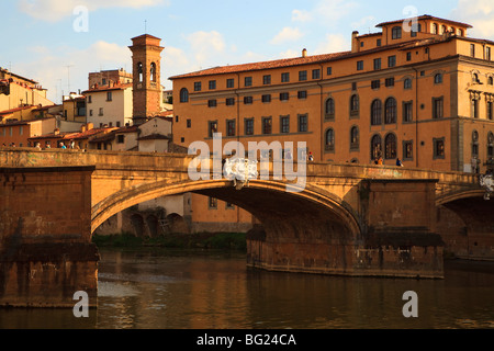 Le Ponte Santa Trinita pont sur le Fiume Arno à Florence Italie dans lumière du soir. Banque D'Images