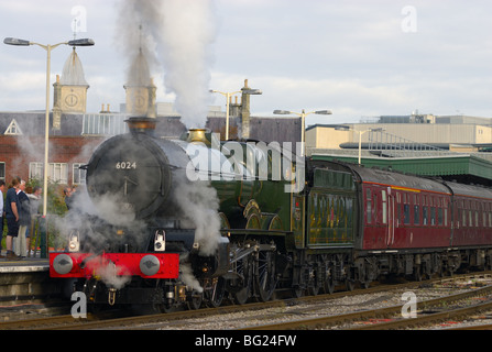 Comité permanent de la locomotive à vapeur à la gare de Bristol Temple Meads, prêt à se retirer avec un bain à vapeur à Torbay spécial . Banque D'Images