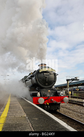 Comité permanent de la locomotive à vapeur à la gare de Bristol Temple Meads, prêt à se retirer avec un bain à vapeur à Torbay spécial . Banque D'Images