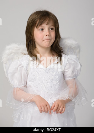 Petite fille en robe blanche et d'ailes d'ange Banque D'Images