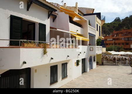 Blanc, jaune et bleue avec balcon sur une ligne à Girona en Espagne Banque D'Images