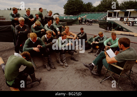 Les membres de la Fleet Air Arm analyser leur dernière course au cours de la pratique pour les canonniers de l'événement au tournoi Royal Banque D'Images