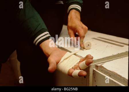 Les membres de la Fleet Air Arm Les canonniers à l'équipe de tournoi de protection royale mettre un bandage sur la main Banque D'Images