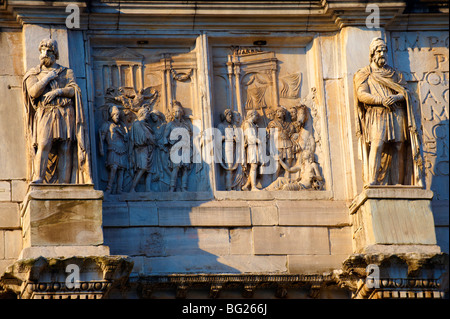 Décorations sculpturales romain sur l'Arc de Constantin construit pour célébrer la victoire sur Maxence . Rome. Rome Banque D'Images