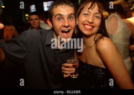 Les clubbers à Newcastle's Bigg Market Banque D'Images