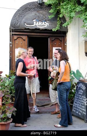 Les touristes à Ndia Kuu, Vieille Ville, Mombasa, Kenya Banque D'Images