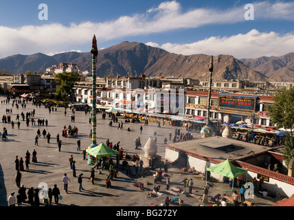 Vue aérienne de temple du Jokhang à Lhassa au Tibet carrés Barkor avec le Palais du Potala à l'arrière-plan. Banque D'Images