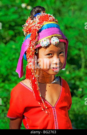 Un peu timide jeune fille de la tribu Karen Hill, Chiang Mai, Thaïlande. Banque D'Images