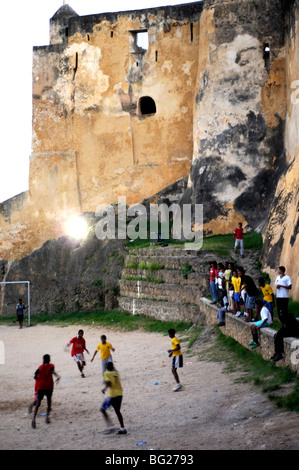 Football à Fort Jésus, Vieille Ville, Mombasa, Kenya Banque D'Images