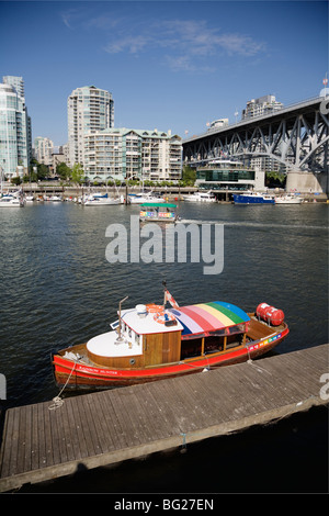 Aquabus's antique 'Rainbow' traversier a accosté à Granville Island, Vancouver, BC, Canada Banque D'Images