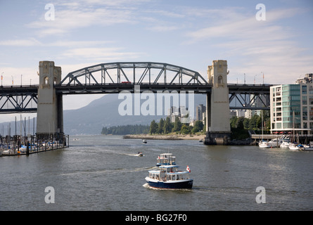 Les taxis de l'eau et pont de la rue Burrard, Vancouver, British Columbia, Canada Banque D'Images