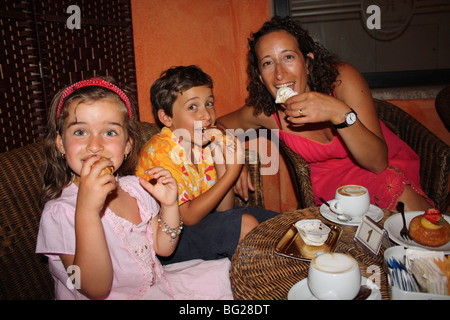 Famille en vacances profiter des gâteaux et du café italien Palau Sardaigne Italie Banque D'Images