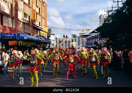 Pulikkali les danseurs dans les rues de Thrissur, Kerala, au cours de l'Onam festival Banque D'Images