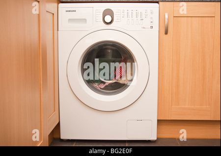 Un nouveau lave-linge Samsung avec charge à l'intérieur Banque D'Images