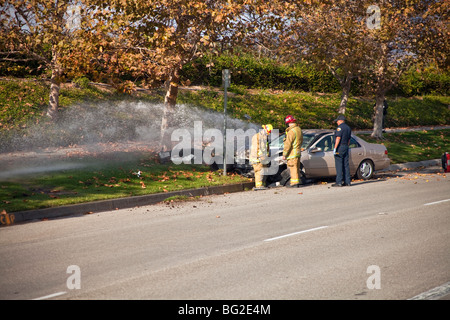 Woman driving Toyota Camry a couru en lampadaire & puis sur une pompe d'irrigation dans la région de Rancho Santa Margarita, CA. © Myrleen Pearson Banque D'Images