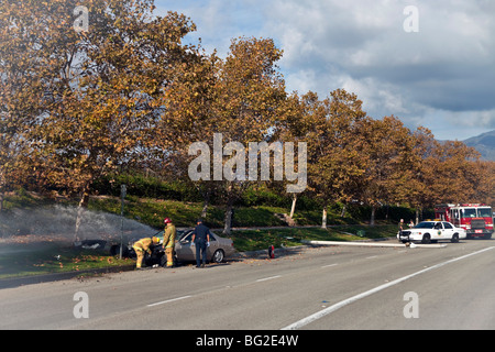 Woman driving Toyota Camry a couru en lampadaire & puis sur une pompe d'irrigation dans la région de Rancho Santa Margarita, CA. © Myrleen Pearson Banque D'Images