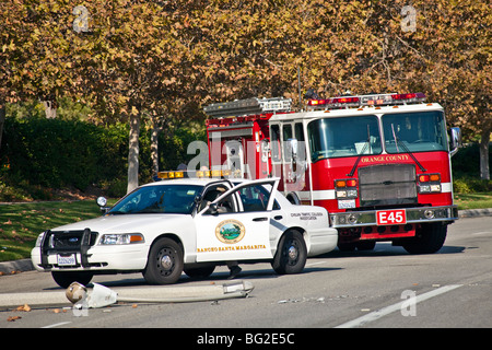 Woman driving Toyota Camry a couru en lampadaire & puis sur une pompe d'irrigation dans la région de Rancho Santa Margarita, un camion de pompiers CA. © Myrleen Pearson Banque D'Images