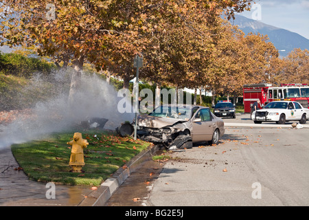 Woman driving Toyota Camry a couru en lampadaire & puis sur une pompe d'irrigation dans la région de Rancho Santa Margarita, CA. © Myrleen Pearson Banque D'Images