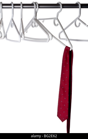 Un bourgogne cravate sur un cintre attaché à une penderie pole