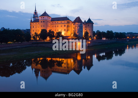 Château de Hartenfels reflection dans l'Elbe Banque D'Images