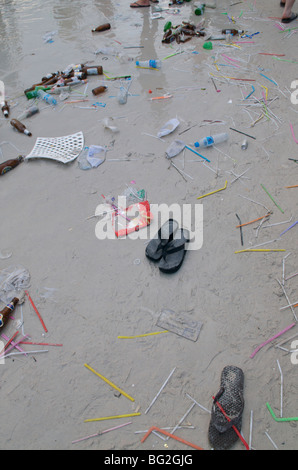 Les déchets laissés sur la plage après une nuit de fête à la pleine lune à Haad Rin Koh Phangan Banque D'Images