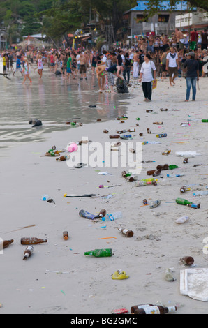 Détritus sur la plage après la Full Moon Party Haad Rin Koh Phangan, Thaïlande Banque D'Images