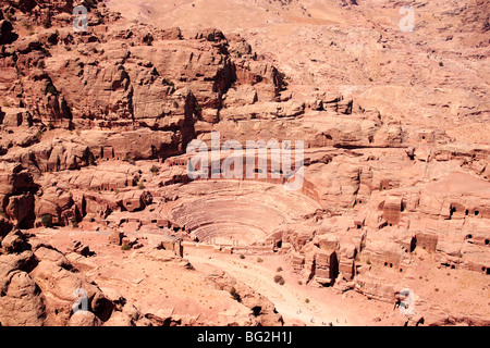 Une vue de haut au-dessus de l'époque romaine à l'amphithéâtre du site de Petra, Jordanie, Banque D'Images