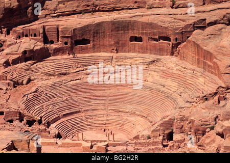 Une vue aérienne de l'amphithéâtre de l'époque romaine taillée dans le grès rose à Pétra, en Jordanie. Banque D'Images