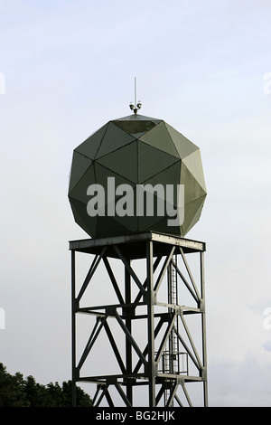 Le Radar Doppler ball en haut d'une plate-forme de métal Banque D'Images