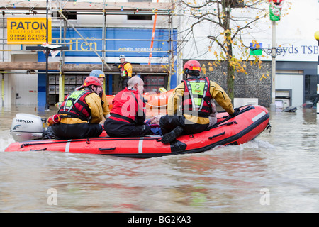 Les sauveteurs RNLI et évacuer les résidents de la rue main Cockermouths lors des inondations de novembre 2009. Banque D'Images